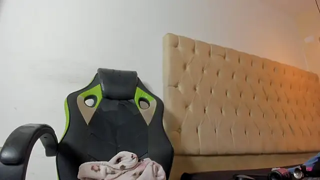 Naomis 35 online show from November 2025 07:45:02 PM