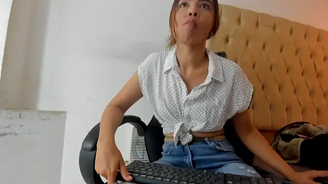 Naomis 35 online show from December 2025 07:41:02 PM