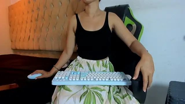 Naomis 35 online show from February 2026 07:59:01 PM