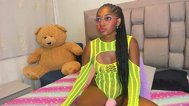 Snapshot of Beauty_Luci chatting on October 2025 10:51:02 PM Beauty Luci online show from October 2025 10:51:02 PM