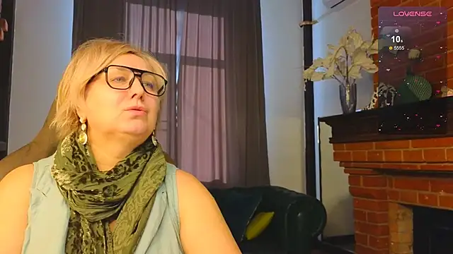 Snapshot of Marta_Wils chatting on October 2025 03:43:01 AM Marta Wils online show from October 2025 03:43:01 AM