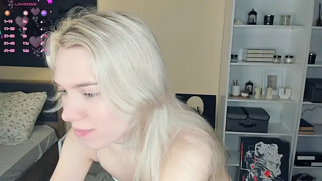 Snapshot of DianeHonnette chatting on December 2025 07:32:01 PM DianeHonnette online show from December 2025 07:32:01 PM