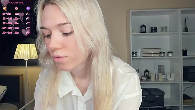 Snapshot of DianeHonnette chatting on December 2025 07:32:01 PM DianeHonnette online show from December 2025 07:32:01 PM