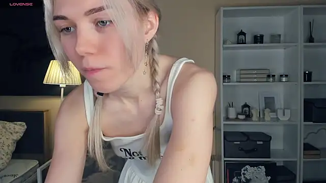 Snapshot of DianeHonnette chatting on December 2025 07:11:01 PM DianeHonnette online show from December 2025 07:11:01 PM