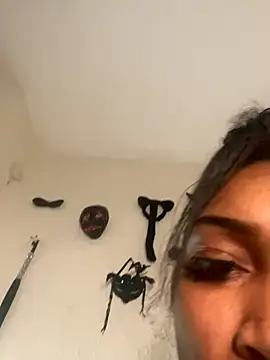 QUEENCALIMOD online show from December 2025 04:29:02 AM