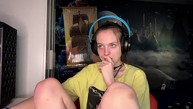 Elira Breeze online show from November 2025 12:18:01 PM