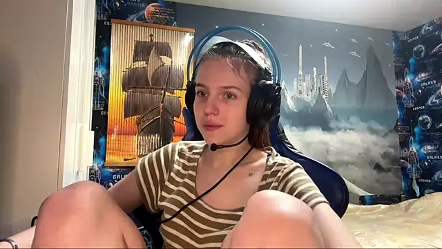 Snapshot of Elira_Breeze chatting on April 2026 02:33:01 PM Elira Breeze online show from April 2026 02:33:01 PM