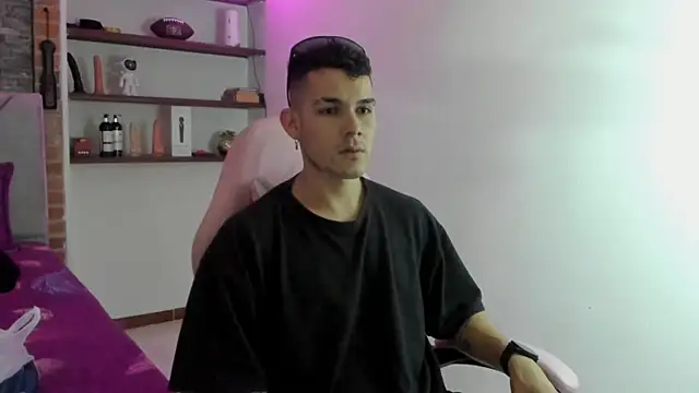 BooyHott  online show from December 2025 07:43:01 PM