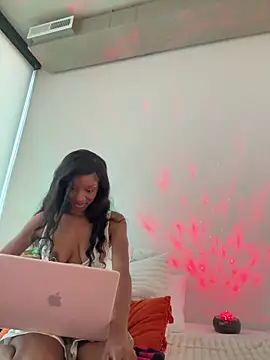 Snapshot of LoveDreaux chatting on December 2025 08:14:01 PM LoveDreaux online show from December 2025 08:14:01 PM