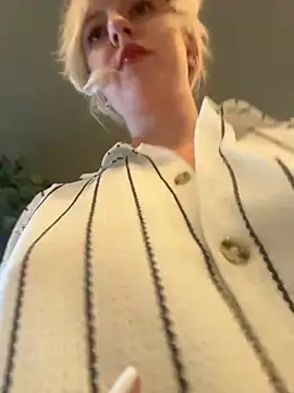 Snapshot of RonnieKiss chatting on May 2026 10:24:02 AM RonnieKiss online show from May 2026 10:24:02 AM
