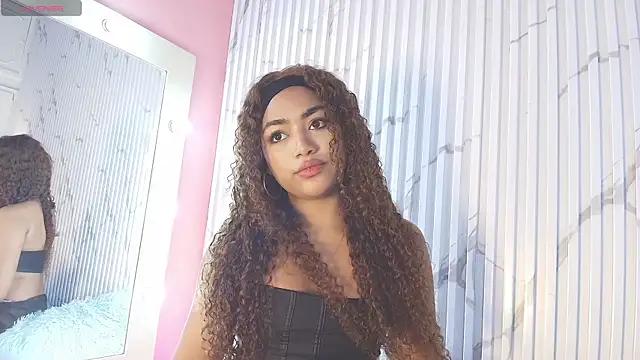 Snapshot of Missdionne_curly chatting on September 2025 11:25:01 AM Missdionne curly online show from September 2025 11:25:01 AM