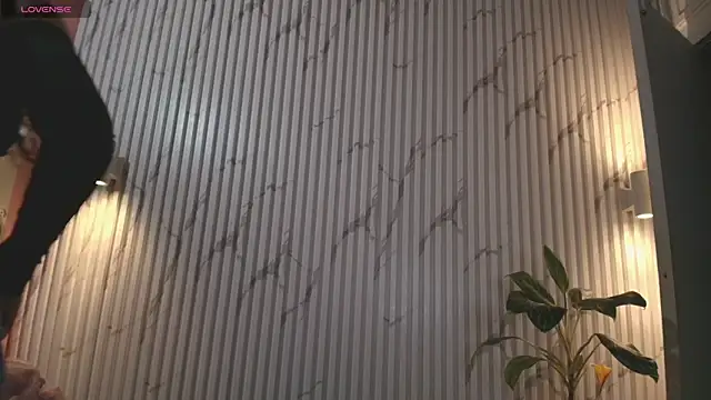 Snapshot of Missdionne_curly chatting on September 2025 11:15:02 AM Missdionne curly online show from September 2025 11:15:02 AM