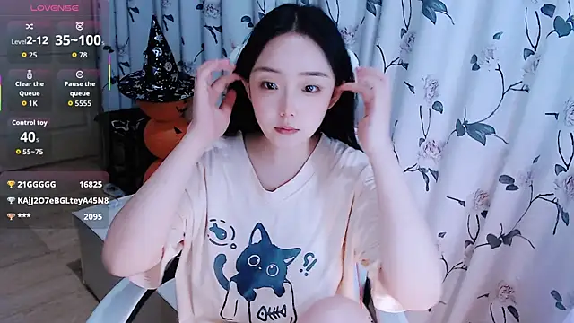 Niannian- online show from October 2025 04:46:01 PM