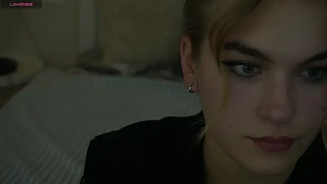 Snapshot of AlinaLiii chatting on November 2025 01:33:02 PM AlinaLiii online show from November 2025 01:33:02 PM