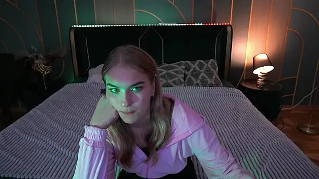 Snapshot of AlinaLiii chatting on November 2025 01:17:02 PM AlinaLiii online show from November 2025 01:17:02 PM