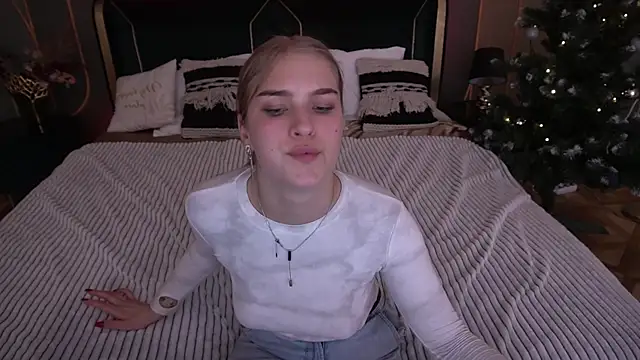 Snapshot of AlinaLiii chatting on January 2026 03:36:02 PM AlinaLiii online show from January 2026 03:36:02 PM