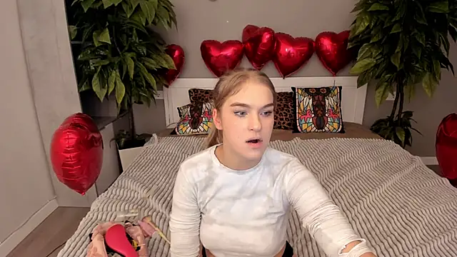 Snapshot of AlinaLiii chatting on February 2026 06:35:02 PM AlinaLiii online show from February 2026 06:35:02 PM