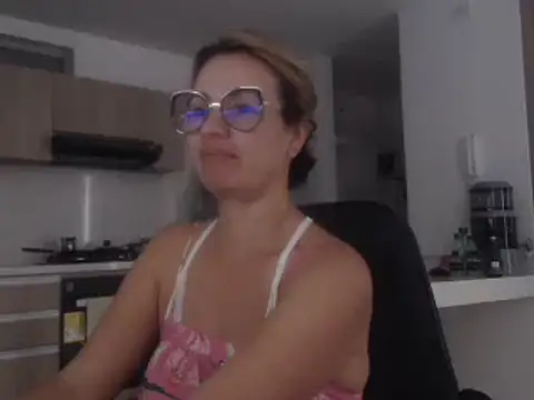 Snapshot of LovePaula chatting on December 2024 08:47:02 PM LovePaula online show from December 2024 08:47:02 PM