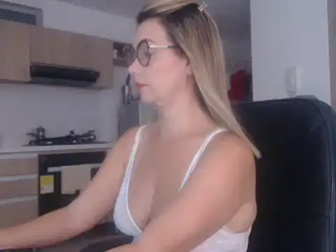 Snapshot of LovePaula chatting on February 2025 10:49:02 PM LovePaula online show from February 2025 10:49:02 PM