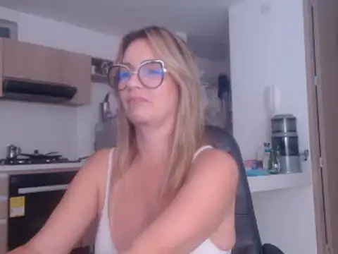 Snapshot of LovePaula chatting on February 2025 02:06:02 AM LovePaula online show from February 2025 02:06:02 AM