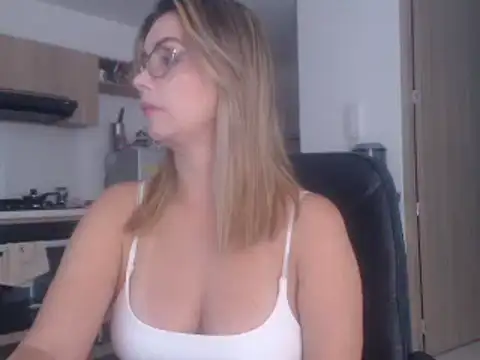 Snapshot of LovePaula chatting on February 2025 09:38:02 PM LovePaula online show from February 2025 09:38:02 PM