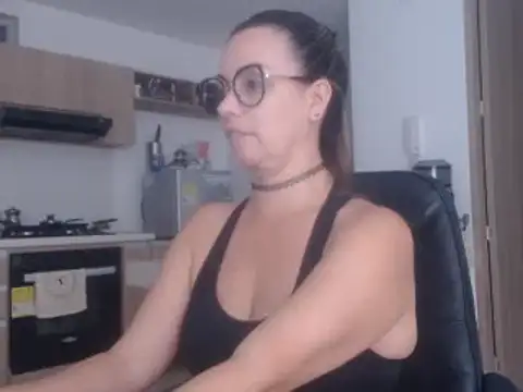 Snapshot of LovePaula chatting on February 2025 12:14:01 AM LovePaula online show from February 2025 12:14:01 AM