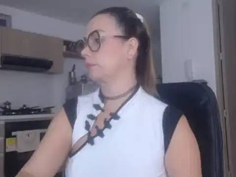 Snapshot of LovePaula chatting on February 2025 10:56:02 AM LovePaula online show from February 2025 10:56:02 AM