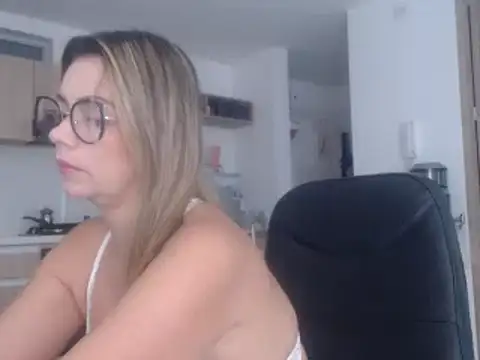 Snapshot of LovePaula chatting on February 2025 12:48:01 PM LovePaula online show from February 2025 12:48:01 PM