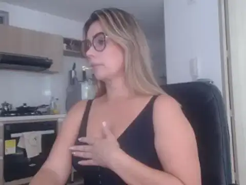 Snapshot of LovePaula chatting on March 2025 10:21:02 PM LovePaula online show from March 2025 10:21:02 PM