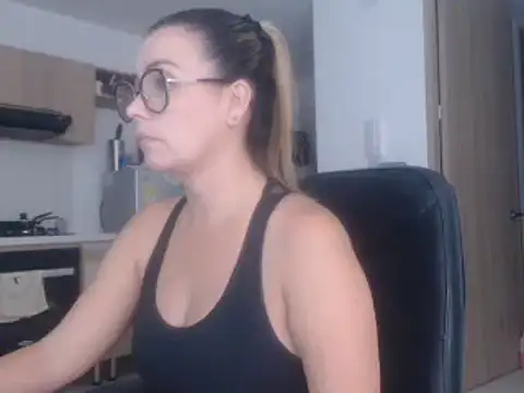 Snapshot of LovePaula chatting on March 2025 03:08:01 AM LovePaula online show from March 2025 03:08:01 AM