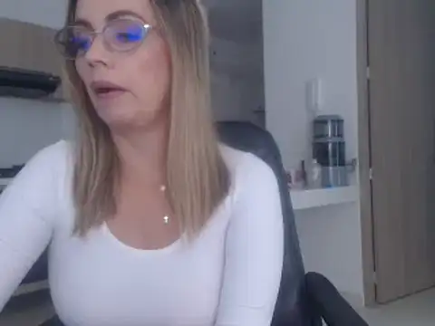 Snapshot of LovePaula chatting on March 2025 02:32:02 PM LovePaula online show from March 2025 02:32:02 PM