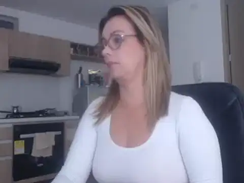 Snapshot of LovePaula chatting on March 2025 11:42:02 AM LovePaula online show from March 2025 11:42:02 AM