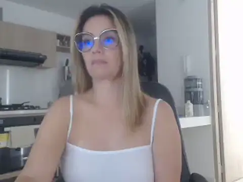 Snapshot of LovePaula chatting on March 2025 03:48:02 PM LovePaula online show from March 2025 03:48:02 PM