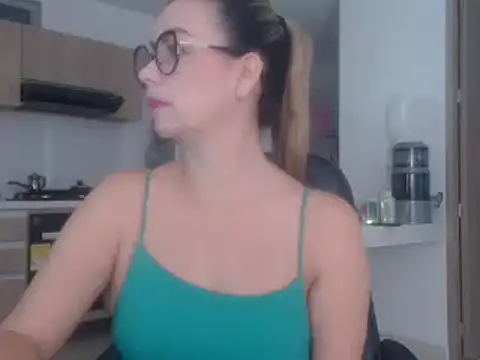 Snapshot of LovePaula chatting on March 2025 12:03:01 PM LovePaula online show from March 2025 12:03:01 PM