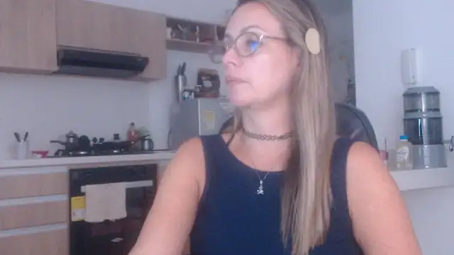 Snapshot of LovePaula chatting on October 2025 11:03:02 PM LovePaula online show from October 2025 11:03:02 PM