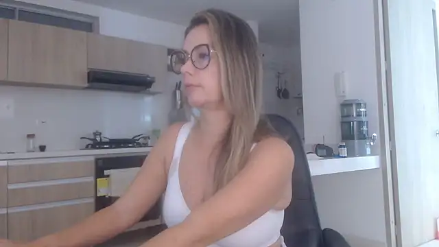 Snapshot of LovePaula chatting on November 2025 12:05:02 PM LovePaula online show from November 2025 12:05:02 PM