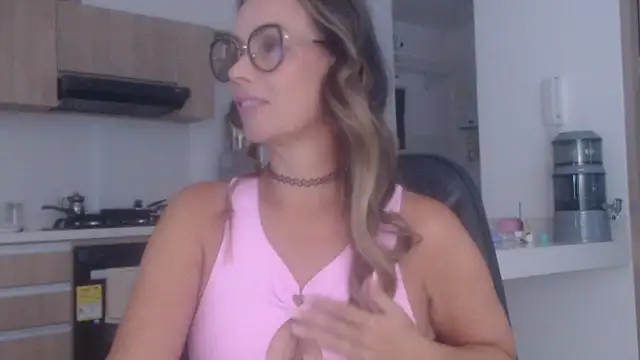 Snapshot of LovePaula chatting on November 2025 12:27:01 PM LovePaula online show from November 2025 12:27:01 PM