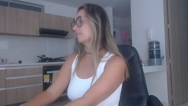 Snapshot of LovePaula chatting on November 2025 12:38:01 PM LovePaula online show from November 2025 12:38:01 PM