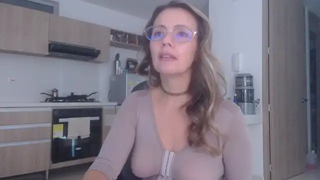 Snapshot of LovePaula chatting on December 2025 11:47:01 AM LovePaula online show from December 2025 11:47:01 AM