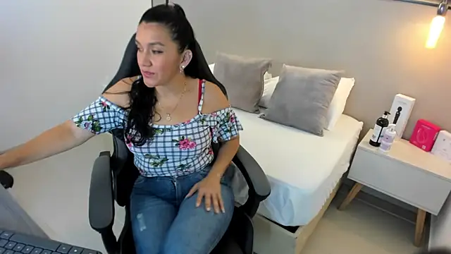 zoee zi online show from September 2025 06:56:02 PM