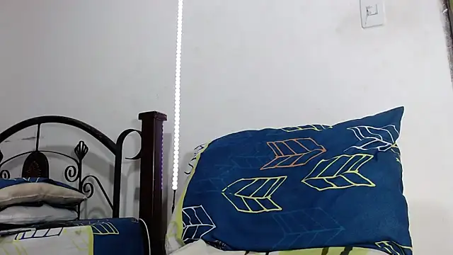 LATINO27CM online show from November 2025 01:11:01 AM