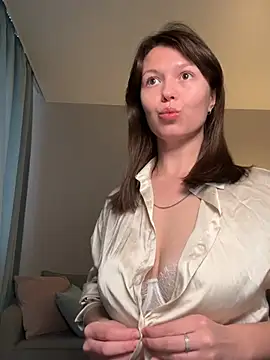 Snapshot of EllaCanny chatting on May 2026 03:47:02 AM EllaCanny online show from May 2026 03:47:02 AM