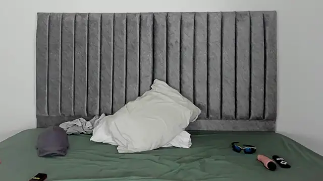 aroncooper1 online show from October 2025 01:08:02 PM