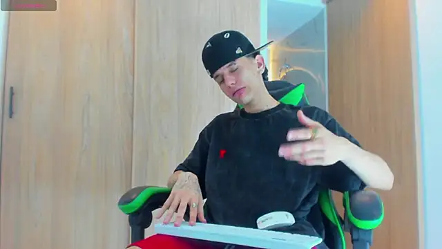 Snapshot of Skinny_batman chatting on September 2025 04:12:02 PM Skinny batman online show from September 2025 04:12:02 PM