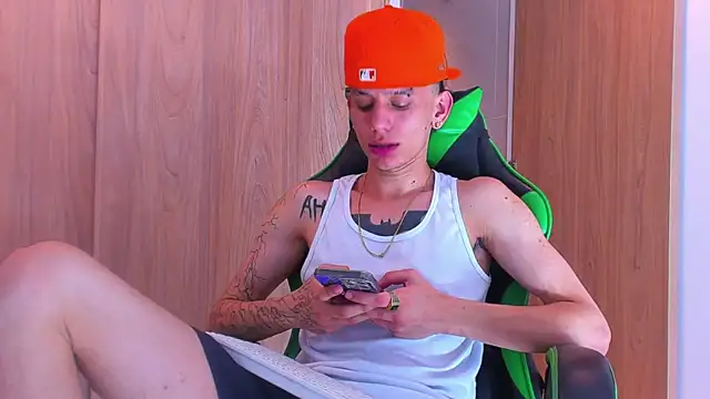 Snapshot of Skinny_batman chatting on October 2025 04:11:01 AM Skinny batman online show from October 2025 04:11:01 AM