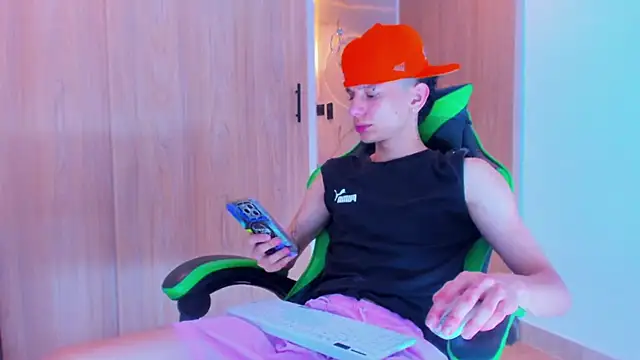 Snapshot of Skinny_batman chatting on October 2025 11:35:01 PM Skinny batman online show from October 2025 11:35:01 PM