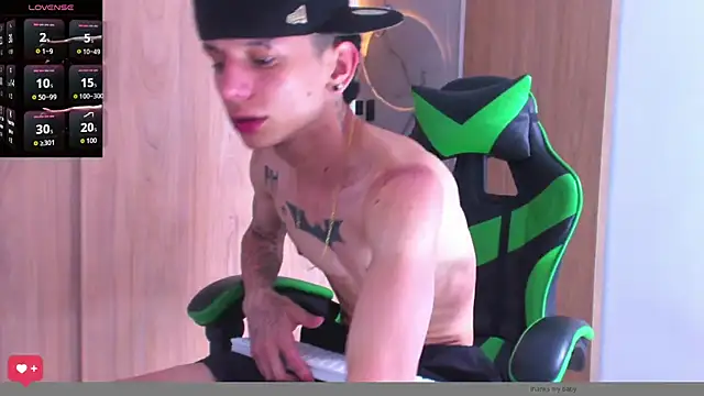 Snapshot of Skinny_batman chatting on October 2025 12:38:01 PM Skinny batman online show from October 2025 12:38:01 PM