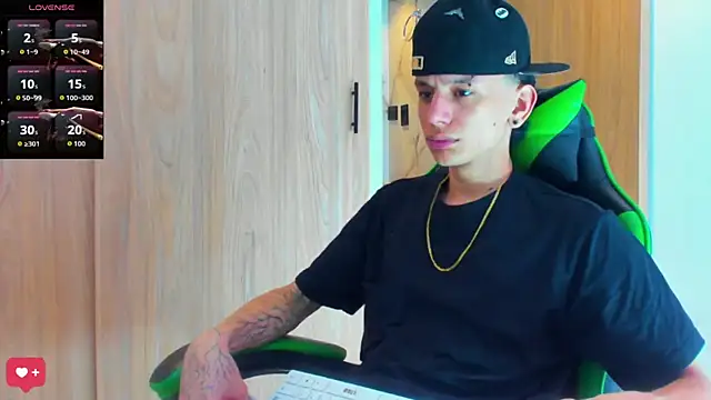 Snapshot of Skinny_batman chatting on October 2025 06:45:02 PM Skinny batman online show from October 2025 06:45:02 PM