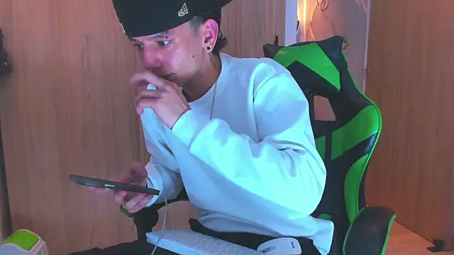 Snapshot of Skinny_batman chatting on November 2025 09:15:02 PM Skinny batman online show from November 2025 09:15:02 PM