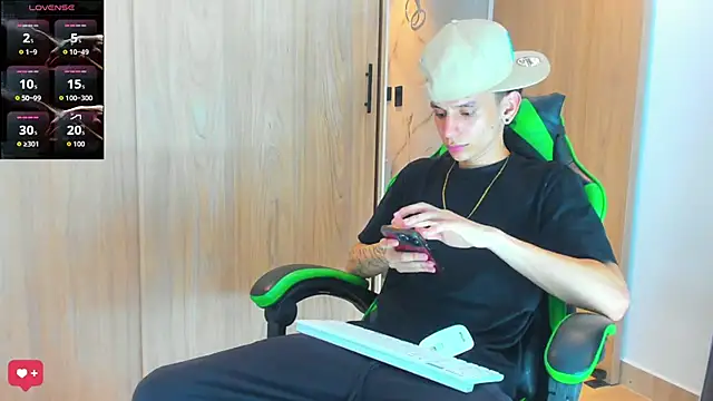 Snapshot of Skinny_batman chatting on November 2025 04:01:02 AM Skinny batman online show from November 2025 04:01:02 AM